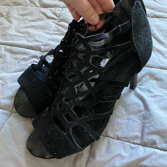 Black heels - Picture 2 of 2